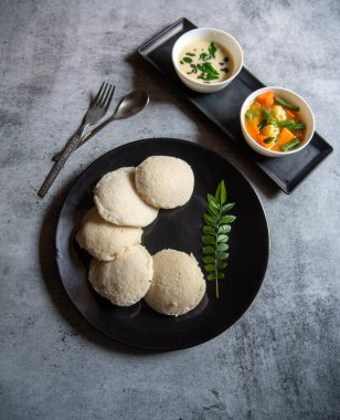 Güney Hindistan 'ın temel gıdası idli buğulaması soslu bir tabakta servis ediliyor.