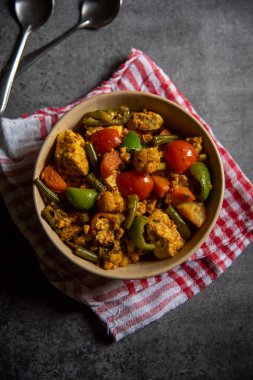 Kuzey Hindistan lezzeti soslu paneer capsicum. Üst görünüm, seçici odak