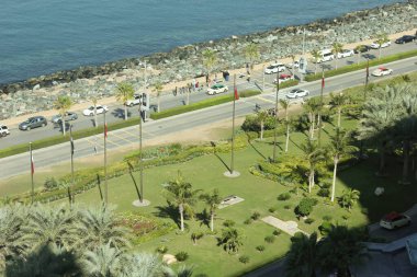 Abu Dabi 'nin güzel yolu Arap Denizi' nin yanında.