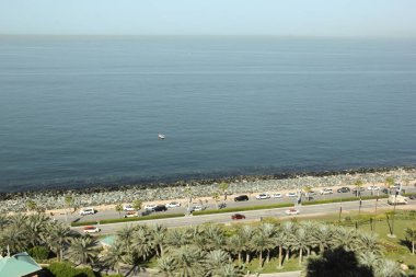 Abu Dabi 'nin güzel yolu Arap Denizi' nin yanında.