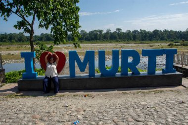 Murti Nehri Vadisi manzarasının keyfini çıkaran genç bir kız.