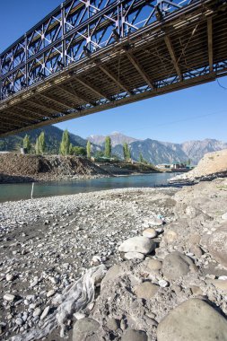 Gurez Vadisi 'nde demir köprü, Jammu ve Kaşmir' de manzaralı bir Himalaya vadisi..
