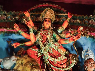 Yüce shakti, Maa Durga Hint dininde büyük bir adanmışlıkla diya lambasıyla ibadet edilir.