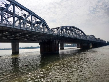 Vivekananda Setu, Hindistan 'ın Batı Bengal kentinde Hooghly Nehri üzerinde bir köprü. Bally 'deki Howrah şehrini Dakshineswar' daki Kolkata 'ya bağlar..