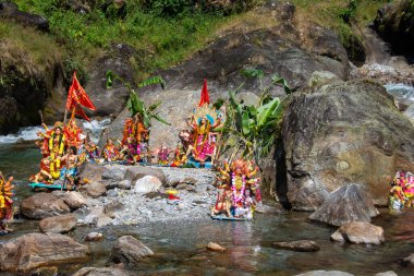 Durga Puja festivali kapsamında, Durga putları Darjeeling, Batı Bengal 'de su birikintilerine gömülür. Bu putlar, şehirde yürür vaziyette taşınır, Kakjhora kaynaklarına dökülür..