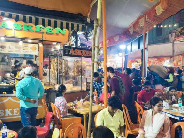 Zakaria Caddesi, Kolkata, Hindistan. 20 Mart 2025.Zakaria Caddesi, Kolkata 'da Nakhoda Mescid' in gölgesi altında, Ramazan ayında süslendiği ve gıda tezgahlarıyla dolup taştığı biliniyor.