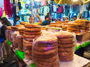 Zakaria Caddesi, Kolkata, Hindistan. 20 Mart 2025.Zakaria Caddesi, Kolkata 'da Nakhoda Mescid' in gölgesi altında, Ramazan ayında süslendiği ve gıda tezgahlarıyla dolup taştığı biliniyor.