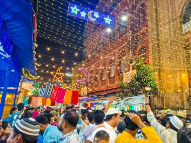 Zakaria Caddesi, Kolkata, Hindistan. 20 Mart 2025.Zakaria Caddesi, Kolkata 'da Nakhoda Mescid' in gölgesi altında, Ramazan ayında süslendiği ve gıda tezgahlarıyla dolup taştığı biliniyor.