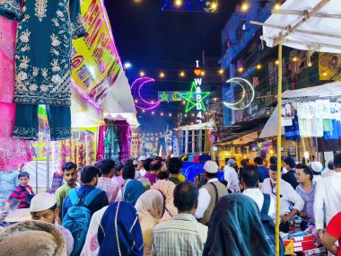 Zakaria Caddesi, Kolkata, Hindistan. 20 Mart 2025.Zakaria Caddesi, Kolkata 'da Nakhoda Mescid' in gölgesi altında, Ramazan ayında süslendiği ve gıda tezgahlarıyla dolup taştığı biliniyor.