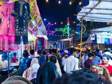 Zakaria Caddesi, Kolkata, Hindistan. 20 Mart 2025.Zakaria Caddesi, Kolkata 'da Nakhoda Mescid' in gölgesi altında, Ramazan ayında süslendiği ve gıda tezgahlarıyla dolup taştığı biliniyor.