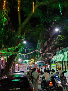 Zakaria Caddesi, Kolkata, Hindistan. 20 Mart 2025.Zakaria Caddesi, Kolkata 'da Nakhoda Mescid' in gölgesi altında, Ramazan ayında süslendiği ve gıda tezgahlarıyla dolup taştığı biliniyor.