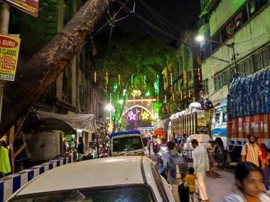 Zakaria Caddesi, Kolkata, Hindistan. 20 Mart 2025.Zakaria Caddesi, Kolkata 'da Nakhoda Mescid' in gölgesi altında, Ramazan ayında süslendiği ve gıda tezgahlarıyla dolup taştığı biliniyor.