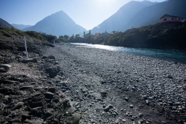 Kishanganga nehir yatağı ya da neelum nehir yatağı ve Habba Khatoon zirvesi Dawar Köyü, Gurez Vadisi, Jammu Kashmir 'de aynı karede..