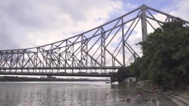 Kolkata 'da ikonik bir dönüm noktası olan Howrah Köprüsü Hooghly Nehri üzerinde büyük bir çelik köprüdür. Dünyanın en uzun kantilever köprülerinden biri olarak kabul edilir. Rabindra Setu olarak da bilinir..