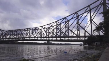 Kolkata 'da ikonik bir dönüm noktası olan Howrah Köprüsü Hooghly Nehri üzerinde büyük bir çelik köprüdür. Dünyanın en uzun kantilever köprülerinden biri olarak kabul edilir. Rabindra Setu olarak da bilinir..