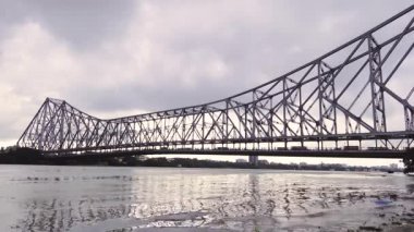 Kolkata 'da ikonik bir dönüm noktası olan Howrah Köprüsü Hooghly Nehri üzerinde büyük bir çelik köprüdür. Dünyanın en uzun kantilever köprülerinden biri olarak kabul edilir. Rabindra Setu olarak da bilinir..