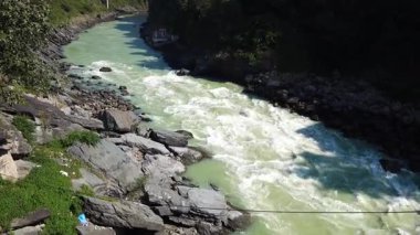Kutsal nehir Bhagirathi, Hindistan 'ın Uttarakhand kentinde, Devpray' daki kayalık bir geçitten geçer ve orada Ganj Nehri 'ni oluşturur.
