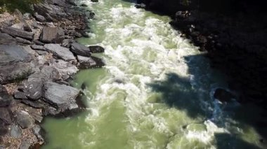 Kutsal nehir Bhagirathi, Hindistan 'ın Uttarakhand kentinde, Devpray' daki kayalık bir geçitten geçer ve orada Ganj Nehri 'ni oluşturur.