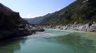 Kutsal nehir Bhagirathi, Hindistan 'ın Uttarakhand kentinde, Devpray' daki kayalık bir geçitten geçer ve orada Ganj Nehri 'ni oluşturur.