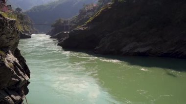 Kutsal nehir Bhagirathi, Hindistan 'ın Uttarakhand kentinde, Devpray' daki kayalık bir geçitten geçer ve orada Ganj Nehri 'ni oluşturur.