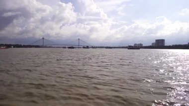 Güneşli bir günde Ganga Nehri 'nden İkinci Hooghly Köprüsü ya da Vidyasagar setu manzarası