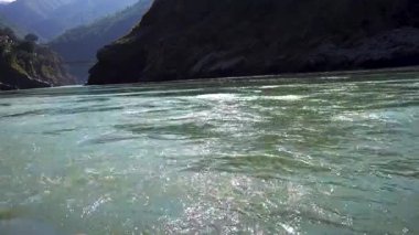 Kutsal nehir Bhagirathi, Hindistan 'ın Uttarakhand kentinde, Devpray' daki kayalık bir geçitten geçer ve orada Ganj Nehri 'ni oluşturur.