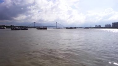 Güneşli bir günde Ganga Nehri 'nden İkinci Hooghly Köprüsü ya da Vidyasagar setu manzarası