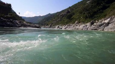 Kutsal nehir Bhagirathi, Hindistan 'ın Uttarakhand kentinde, Devpray' daki kayalık bir geçitten geçer ve orada Ganj Nehri 'ni oluşturur.