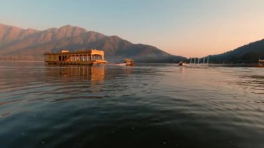 Kashmir 'deki Dal Gölü Srinagar' da gün batımında