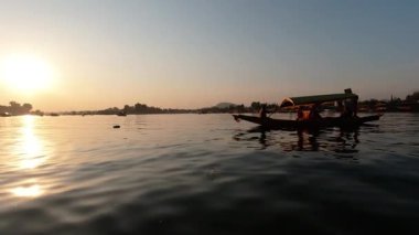 Kashmir 'deki Dal Gölü Srinagar' da gün batımında