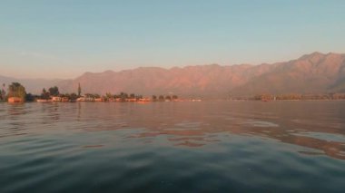 Kashmir 'deki Dal Gölü Srinagar' da gün batımında