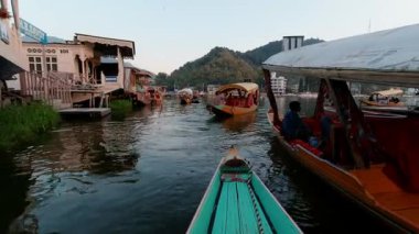 Kashmir 'deki Dal Gölü Srinagar' da gün batımında