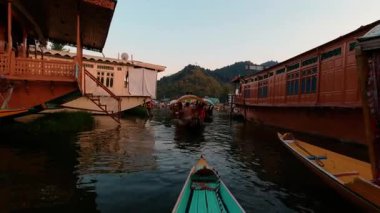 Kashmir 'deki Dal Gölü Srinagar' da gün batımında