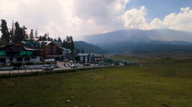 Kashmir 'deki Gulmarg, Himalayalar' da yeşil çayırları, renkli tarlaları ve karlı dağlarıyla bilinen güzel bir vadidir.