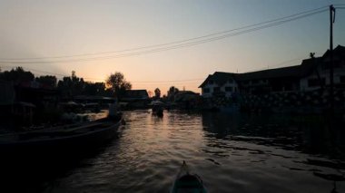 Kashmir 'deki Dal Gölü Srinagar' da gün batımında