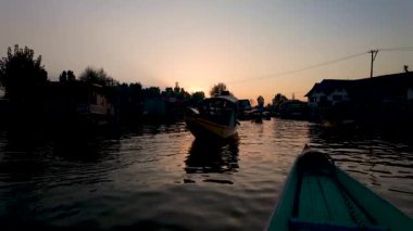 Kashmir 'deki Dal Gölü Srinagar' da gün batımında