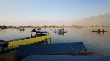 Srinagar, Jammu Kashmir, Hindistan. 14 Ekim 2024. Günbatımında Shikara turistleri, Dal Gölü, Srinagar, Kashmir, Birlik Bölgesi, UT, Hindistan, Asya