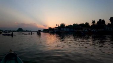 Kashmir 'deki Dal Gölü Srinagar' da gün batımında