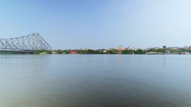 Howrah Köprüsü, Kolkata 'nın simgesel simgelerinden biri Hooghly Nehri üzerinde Batı Bengal, Hindistan' daki Kolkata 'da bulunan dengeli bir çelik köprüdür.