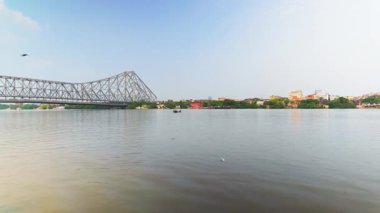 Howrah Köprüsü, Kolkata 'nın simgesel simgelerinden biri Hooghly Nehri üzerinde Batı Bengal, Hindistan' daki Kolkata 'da bulunan dengeli bir çelik köprüdür.
