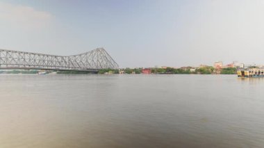 Howrah Köprüsü, Kolkata 'nın simgesel simgelerinden biri Hooghly Nehri üzerinde Batı Bengal, Hindistan' daki Kolkata 'da bulunan dengeli bir çelik köprüdür.