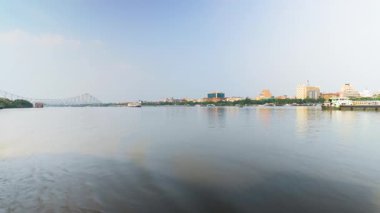 Hooghly Nehri 'nin ortasındaki ikonik Howrah köprüsü manzarası..