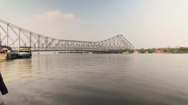 Howrah Köprüsü, Kolkata 'nın simgesel simgelerinden biri Hooghly Nehri üzerinde Batı Bengal, Hindistan' daki Kolkata 'da bulunan dengeli bir çelik köprüdür.
