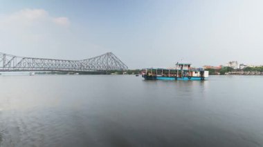 Howrah Köprüsü, Kolkata 'nın simgesel simgelerinden biri Hooghly Nehri üzerinde Batı Bengal, Hindistan' daki Kolkata 'da bulunan dengeli bir çelik köprüdür.