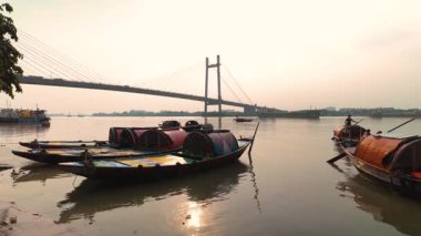 Gün batımında PrincepGhat 'tan Vidyasagar Setu' nun (İkinci Hooghly Köprüsü) manzarası gerçekten büyüleyici bir manzara olarak kabul edilir. Köprü, Kolkata 'nın büyük bir simgesi, siluetli görünüyor..