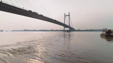 Gün batımında PrincepGhat 'tan Vidyasagar Setu' nun (İkinci Hooghly Köprüsü) manzarası gerçekten büyüleyici bir manzara olarak kabul edilir. Köprü, Kolkata 'nın büyük bir simgesi, siluetli görünüyor..