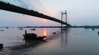Gün batımında PrincepGhat 'tan Vidyasagar Setu' nun (İkinci Hooghly Köprüsü) manzarası gerçekten büyüleyici bir manzara olarak kabul edilir. Köprü, Kolkata 'nın büyük bir simgesi, siluetli görünüyor..