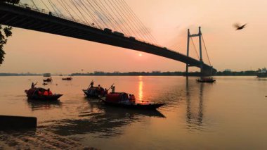 Gün batımında PrincepGhat 'tan Vidyasagar Setu' nun (İkinci Hooghly Köprüsü) manzarası gerçekten büyüleyici bir manzara olarak kabul edilir. Köprü, Kolkata 'nın büyük bir simgesi, siluetli görünüyor..