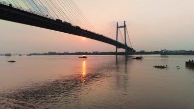 Gün batımında PrincepGhat 'tan Vidyasagar Setu' nun (İkinci Hooghly Köprüsü) manzarası gerçekten büyüleyici bir manzara olarak kabul edilir. Köprü, Kolkata 'nın büyük bir simgesi, siluetli görünüyor..