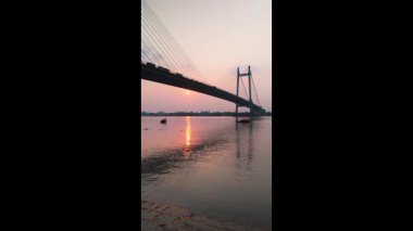 Gün batımında PrincepGhat 'tan Vidyasagar Setu' nun (İkinci Hooghly Köprüsü) manzarası gerçekten büyüleyici bir manzara olarak kabul edilir. Köprü, Kolkata 'nın büyük bir simgesi, siluetli görünüyor..
